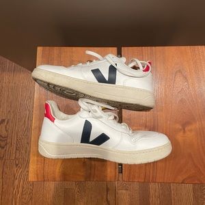 Women’s size 9 - VEJA V-10 Leather White